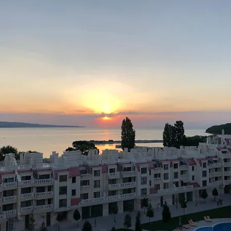 East From Paradise Apartman *